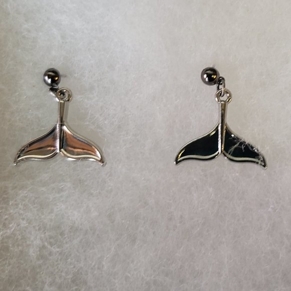 2/20$ NWT whale tail earrings silver tone - Picture 3 of 3